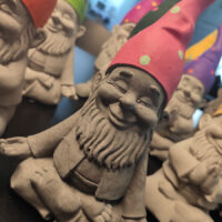 Gartenzwerg Yoga Schneidersitz