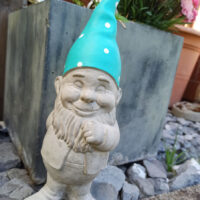 Gartenzwerg stehend verschmitzt - 10 cm