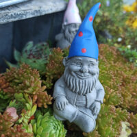 Gartenzwerg Schneidersitz - 9 cm