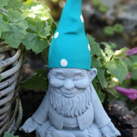 Gartenzwerg Yoga Schneidersitz