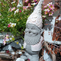 Gartenzwerg stehend mit Blüemlikappe - 20 cm