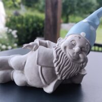 Gartenzwerg seitlich liegend