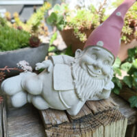 Gartenzwerg seitlich liegend